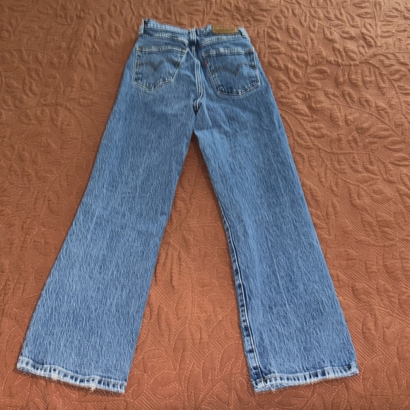 Levi’s Ribcage Crop Boot - Picture 2 of 5